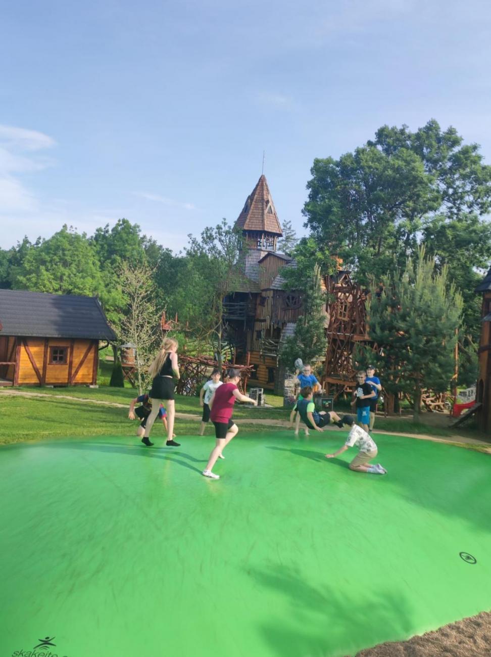 Školní výlet do outdoorového resortu Březová 5.A a 5.B