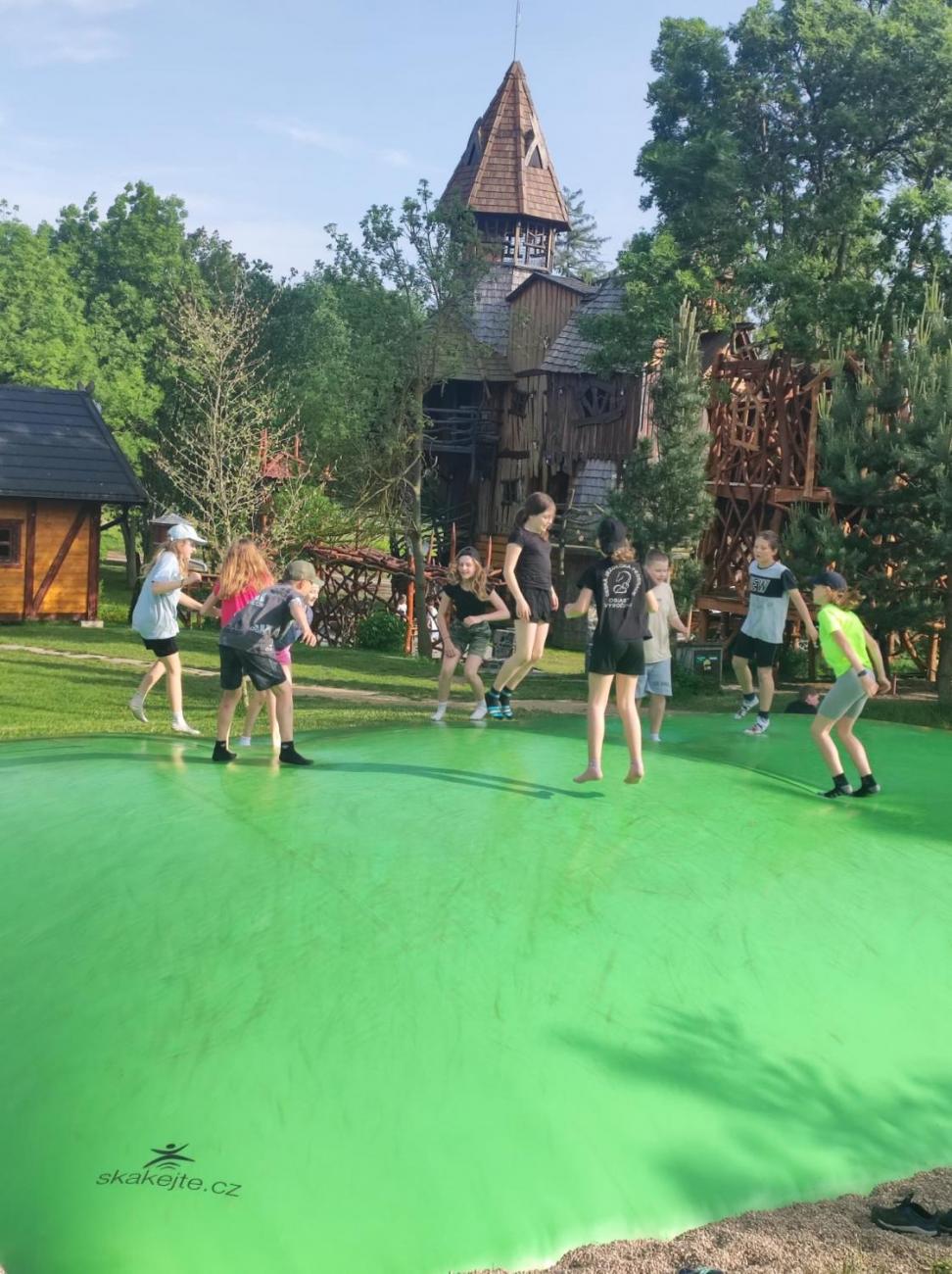 Školní výlet do outdoorového resortu Březová 5.A a 5.B