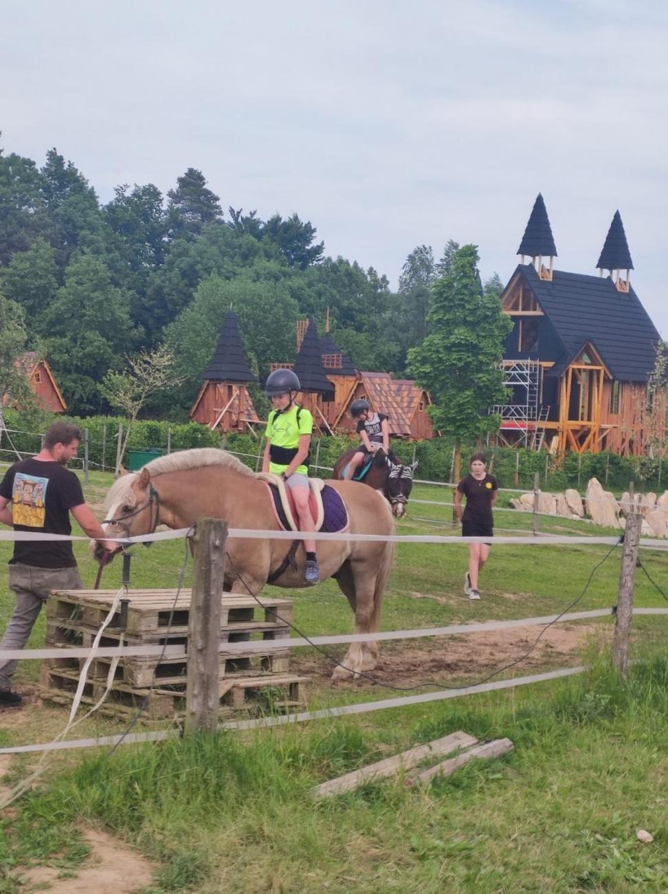 Školní výlet do outdoorového resortu Březová 5.A a 5.B