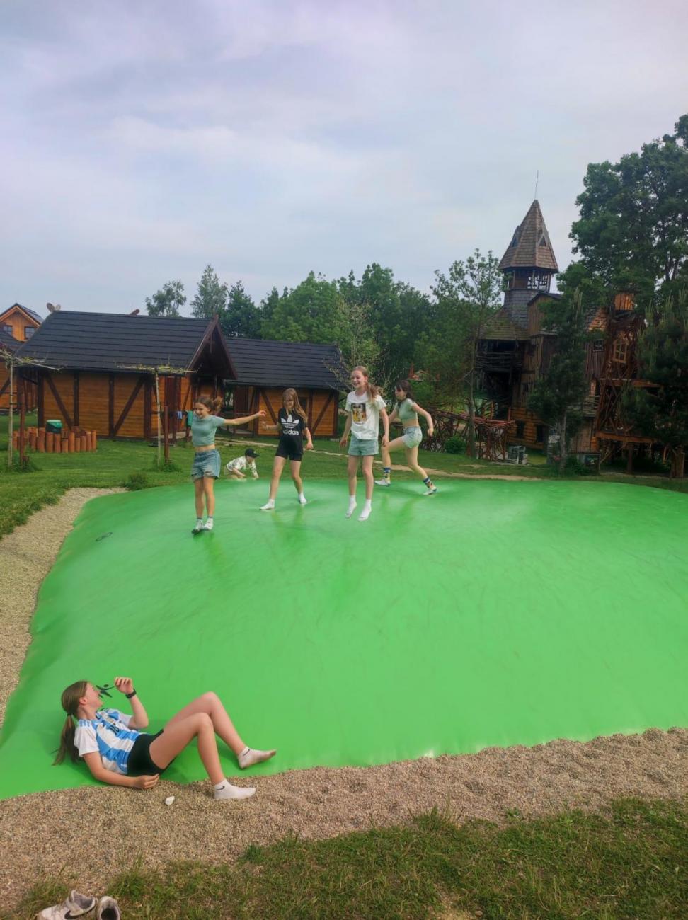 Školní výlet do outdoorového resortu Březová 5.A a 5.B