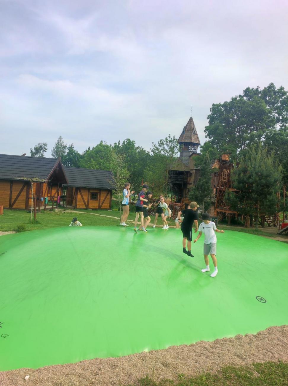 Školní výlet do outdoorového resortu Březová 5.A a 5.B