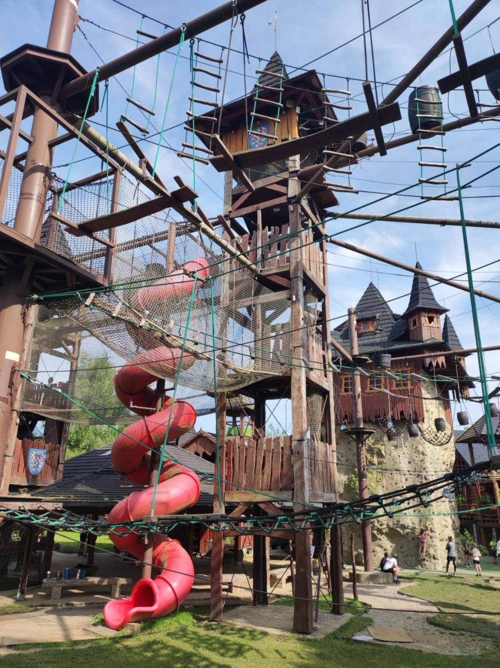 Školní výlet do outdoorového resortu Březová 5.A a 5.B