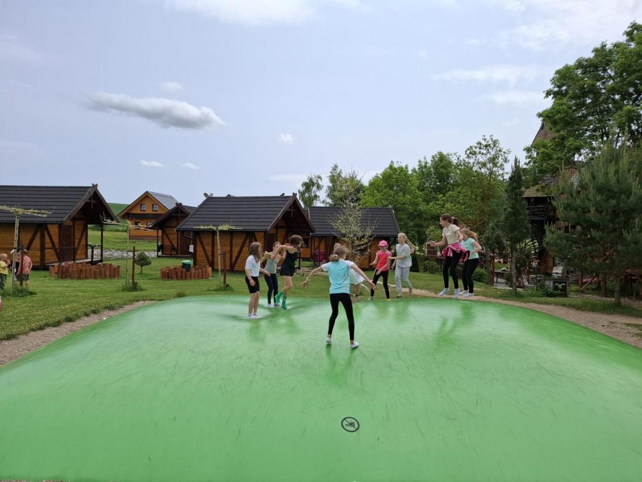 Školní výlet do outdoorového resortu Březová 5.A a 5.B