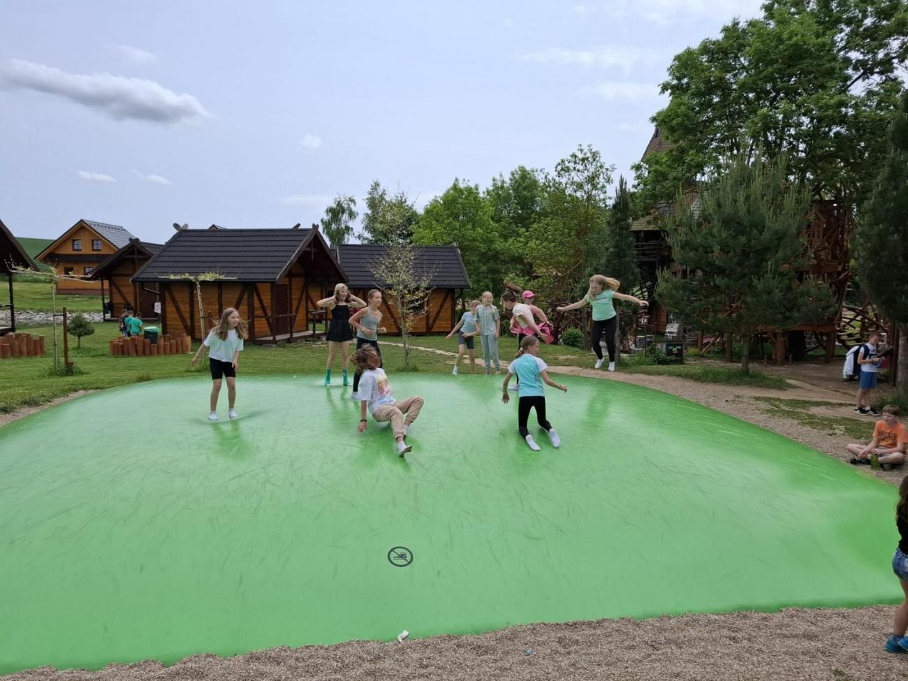 Školní výlet do outdoorového resortu Březová 5.A a 5.B