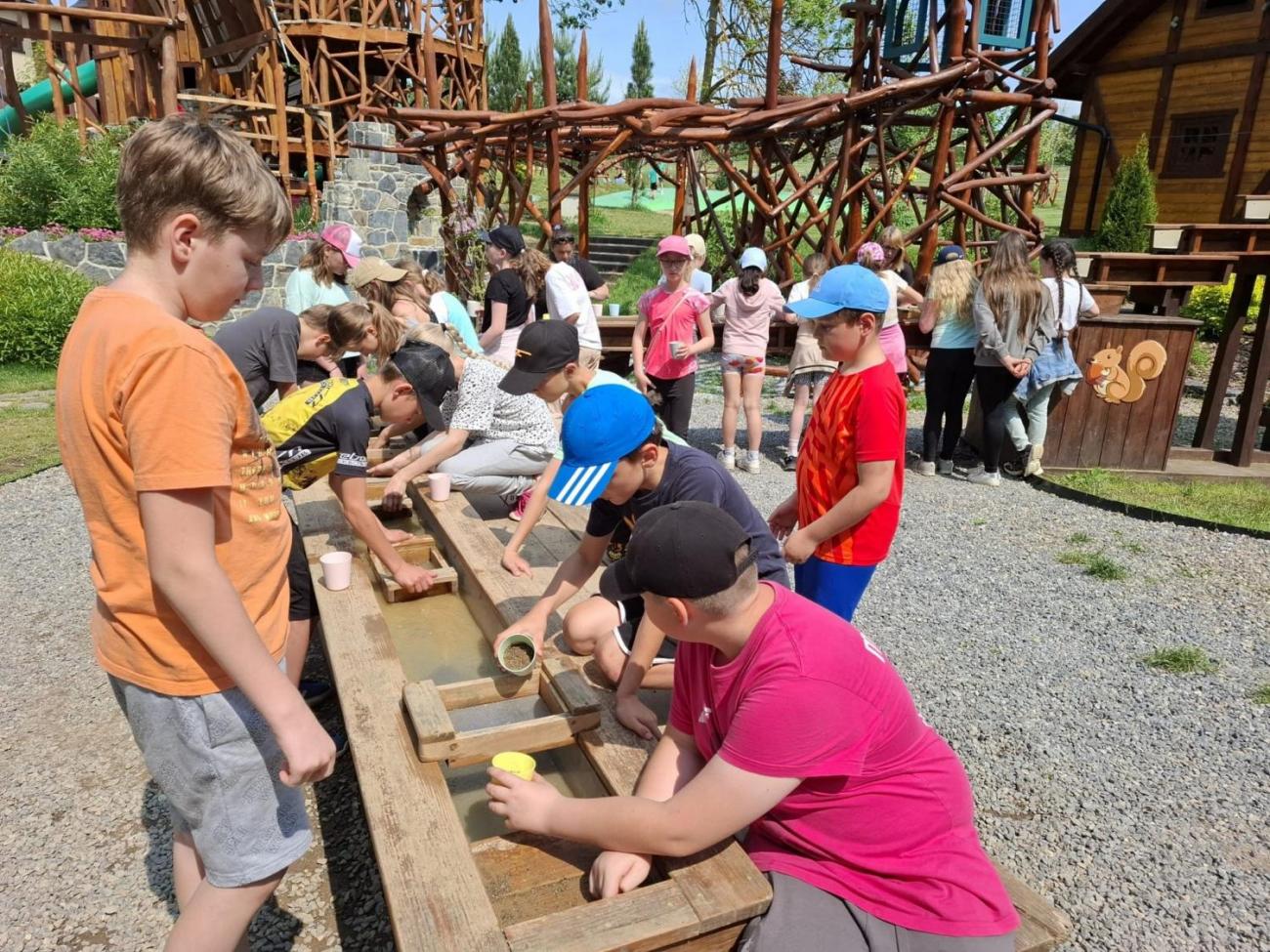 Školní výlet do outdoorového resortu Březová 5.A a 5.B