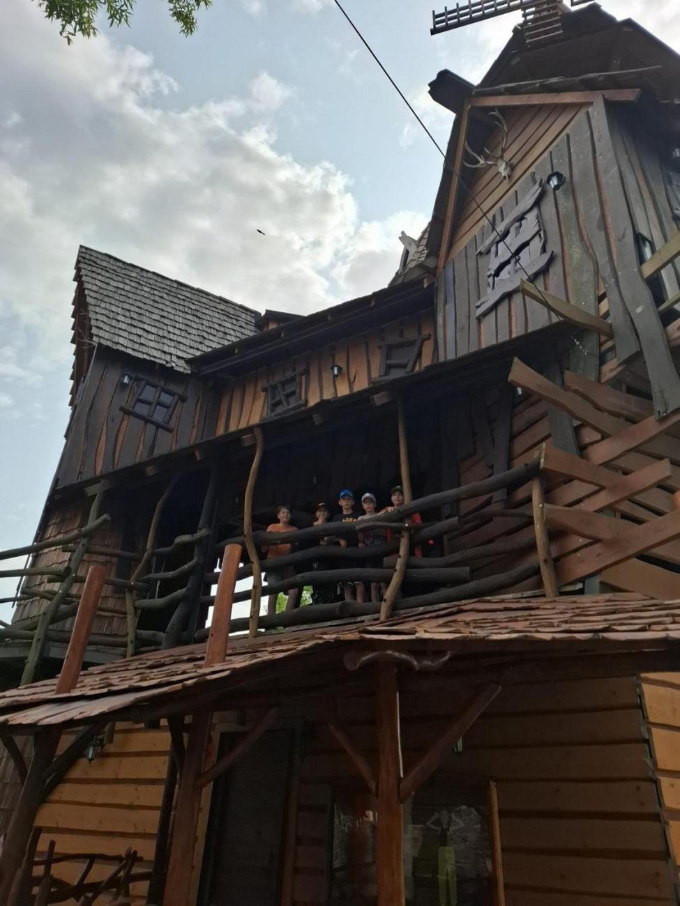 Školní výlet do outdoorového resortu Březová 5.A a 5.B