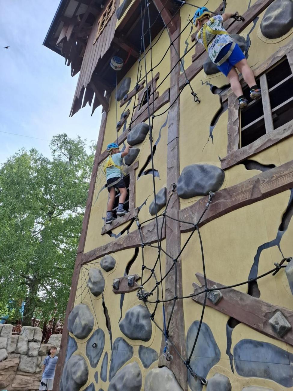 Školní výlet do outdoorového resortu Březová 5.A a 5.B