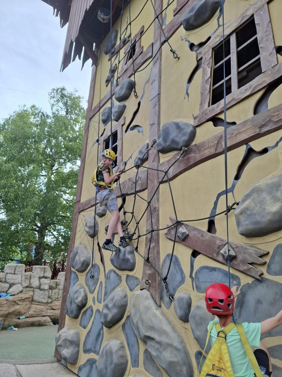 Školní výlet do outdoorového resortu Březová 5.A a 5.B