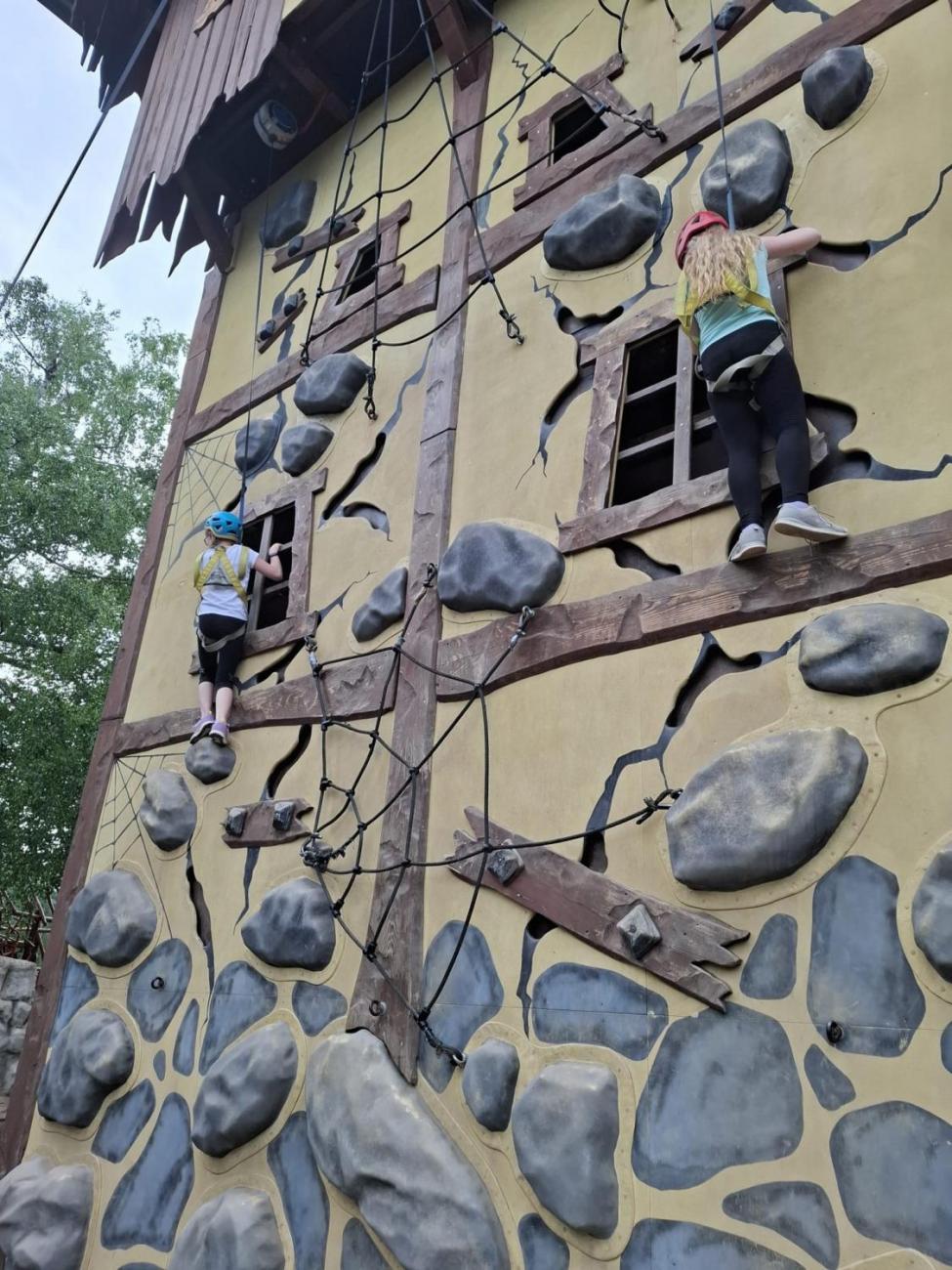 Školní výlet do outdoorového resortu Březová 5.A a 5.B