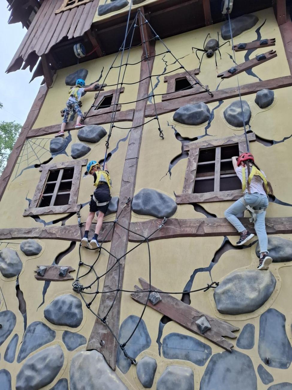 Školní výlet do outdoorového resortu Březová 5.A a 5.B