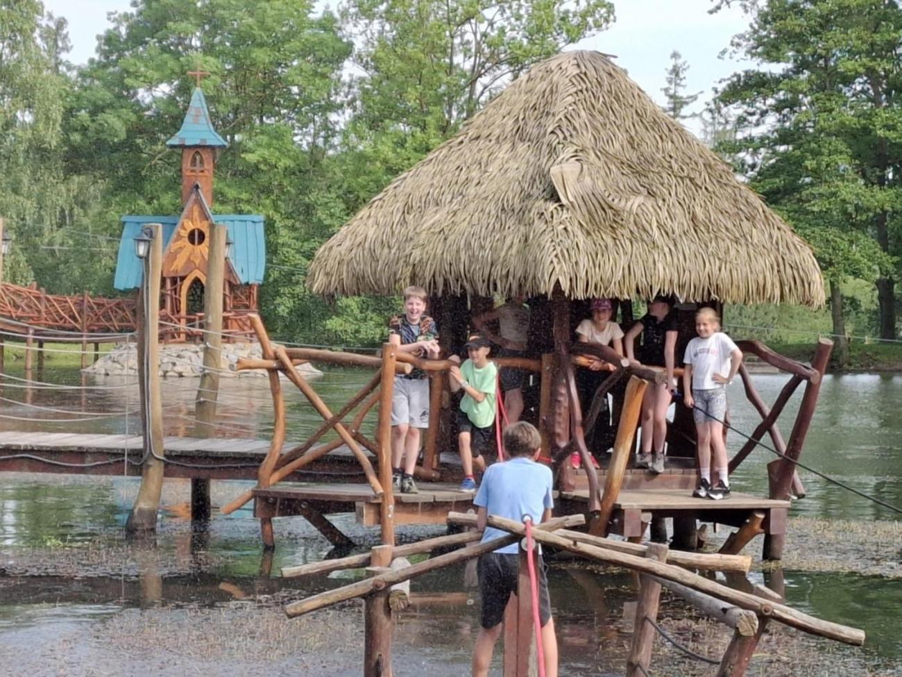 Školní výlet do outdoorového resortu Březová 5.A a 5.B
