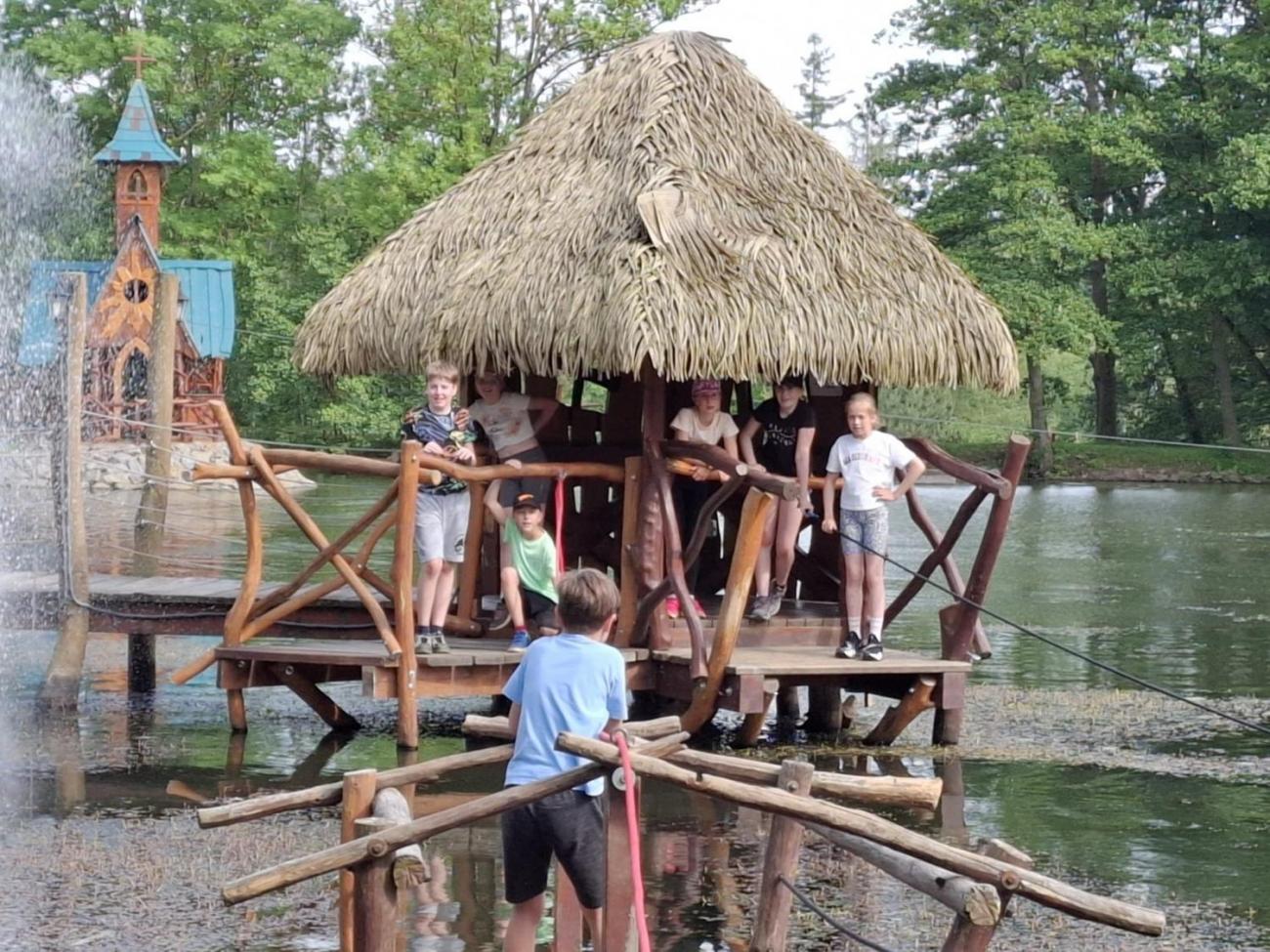 Školní výlet do outdoorového resortu Březová 5.A a 5.B