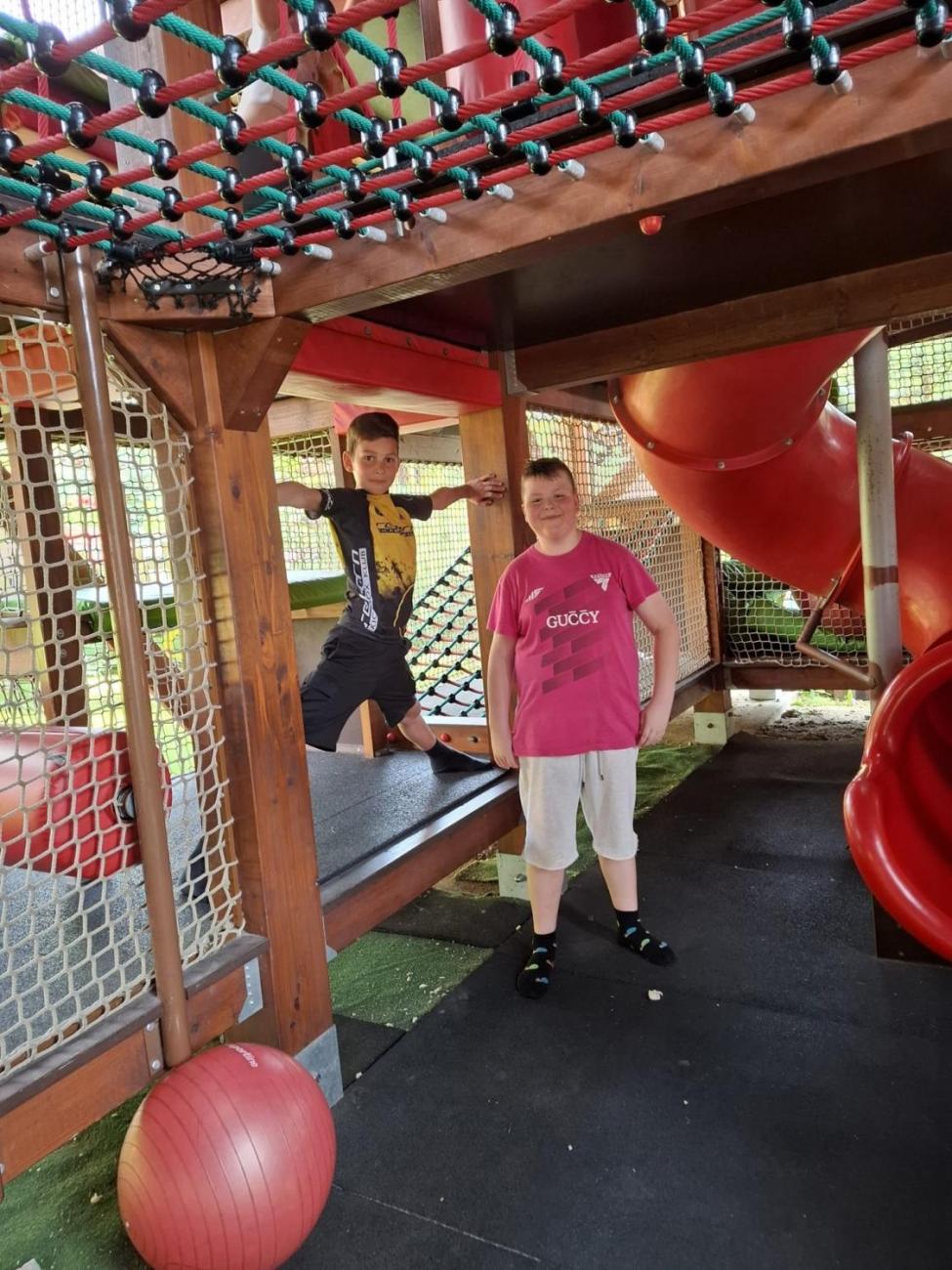 Školní výlet do outdoorového resortu Březová 5.A a 5.B
