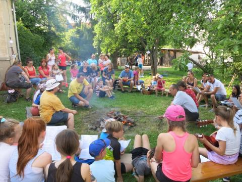 Rozloučení s dětmi a rodiči u opékání špekáčků (3. C)
