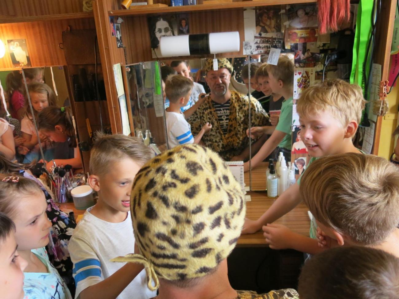 Poprvé v divadle aneb Jak se dělá divadlo (2.C)