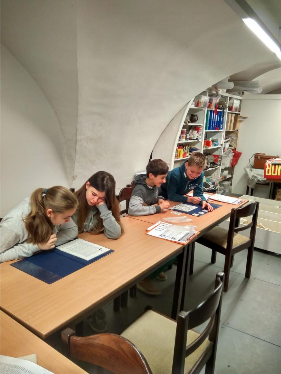 "Kam horník nemůže, nastrčí permoníka" (7. B, 7. C)