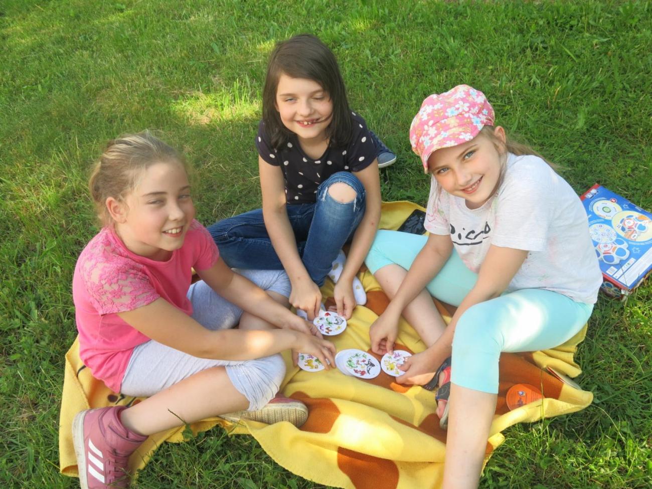 Rozloučení s dětmi a rodiči u opékání špekáčků (3. C)
