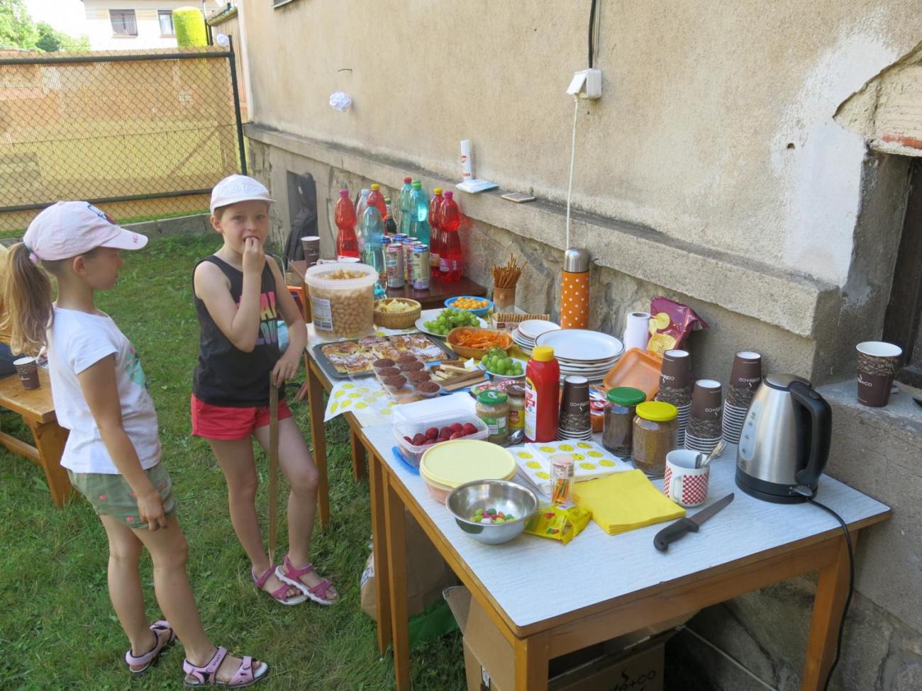 Rozloučení s dětmi a rodiči u opékání špekáčků (3. C)