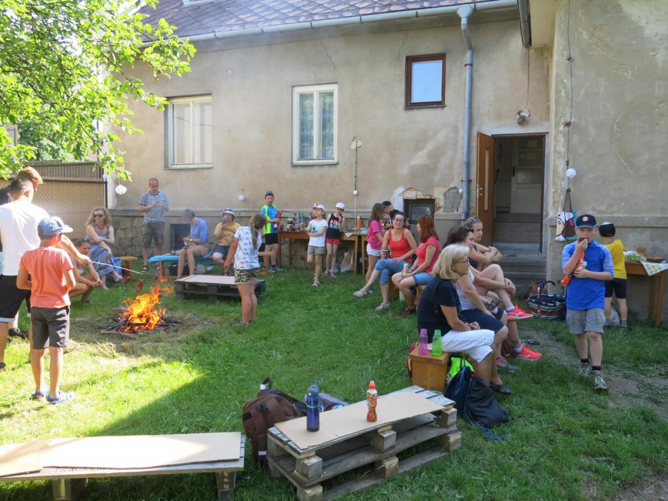 Rozloučení s dětmi a rodiči u opékání špekáčků (3. C)