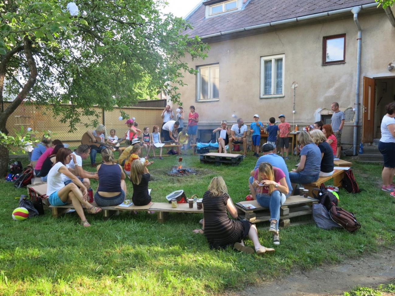 Rozloučení s dětmi a rodiči u opékání špekáčků (3. C)