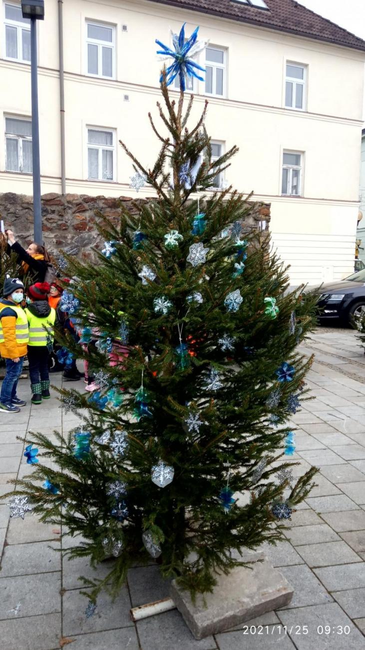 Zdobení stromečku 8.B