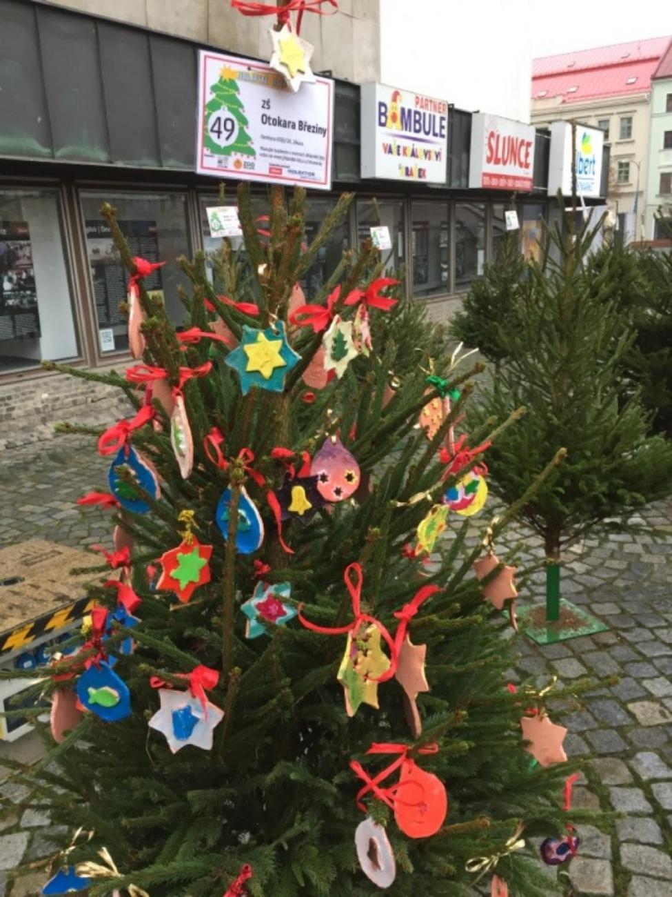 Zdobení stromečku na Masarykově náměstí 3.A