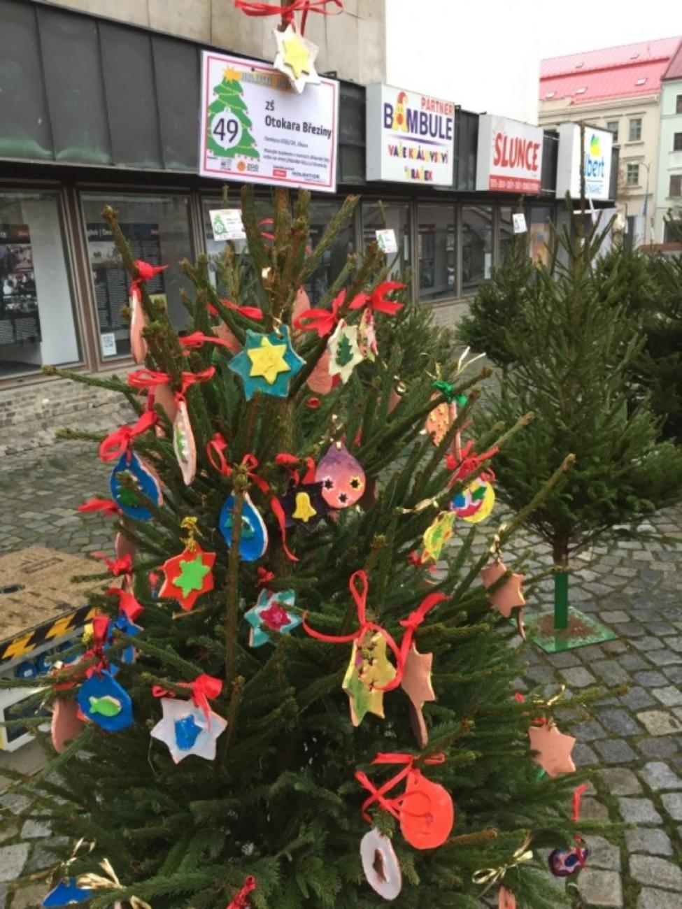 Zdobení stromečku na Masarykově náměstí  3.A