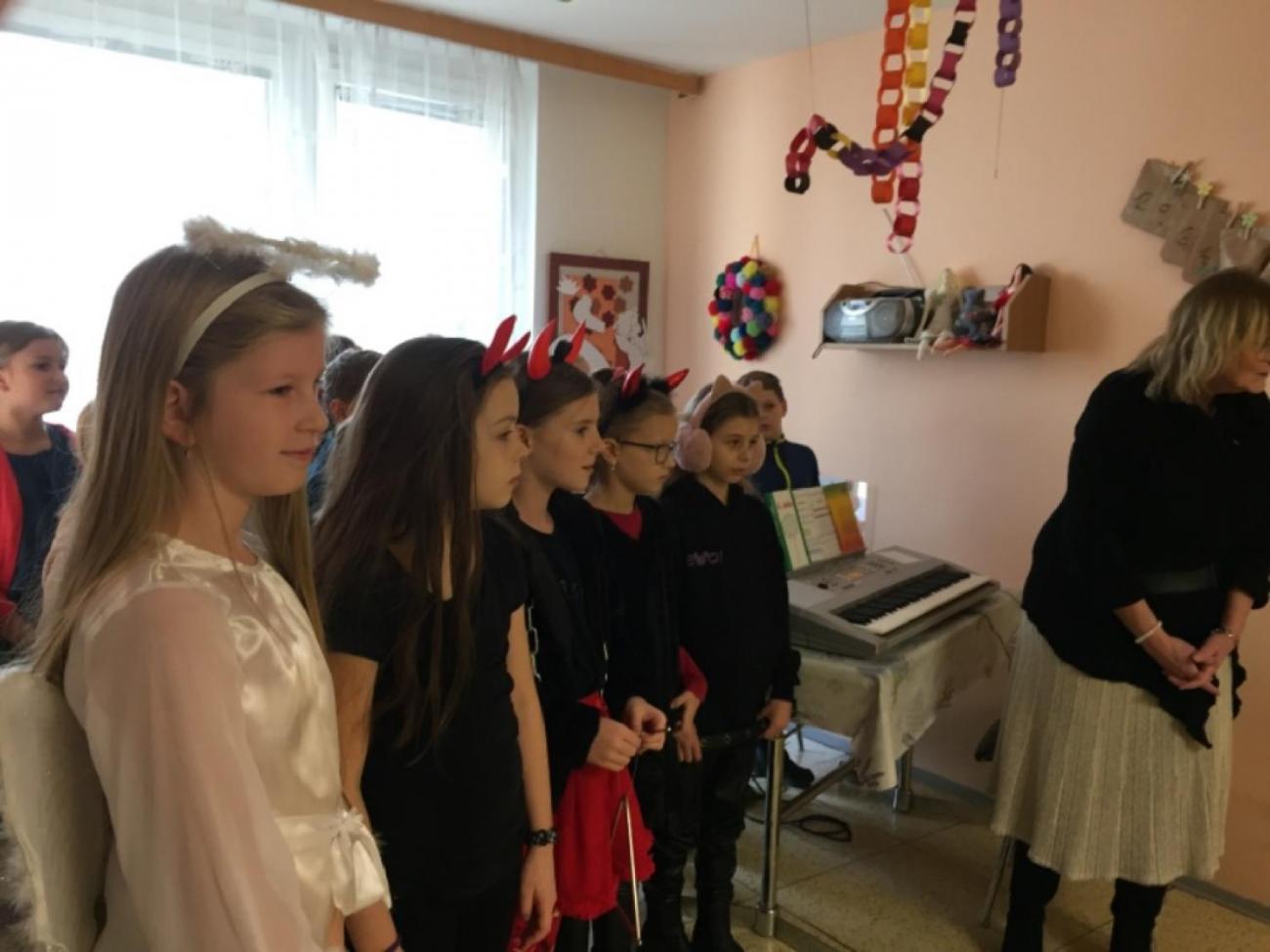 Předmikulášské vystoupení pro klienty LDN (3.A)