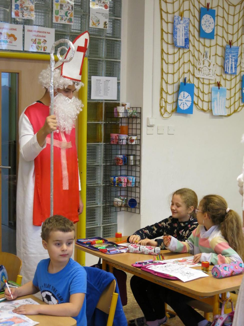 Mik miku Mik miku Mikuláš, přišel s čertem na guláš...