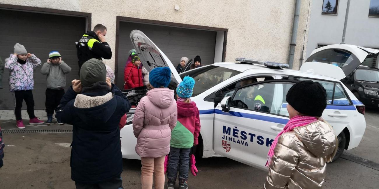 Zdobení stromečku městské policie  2.A