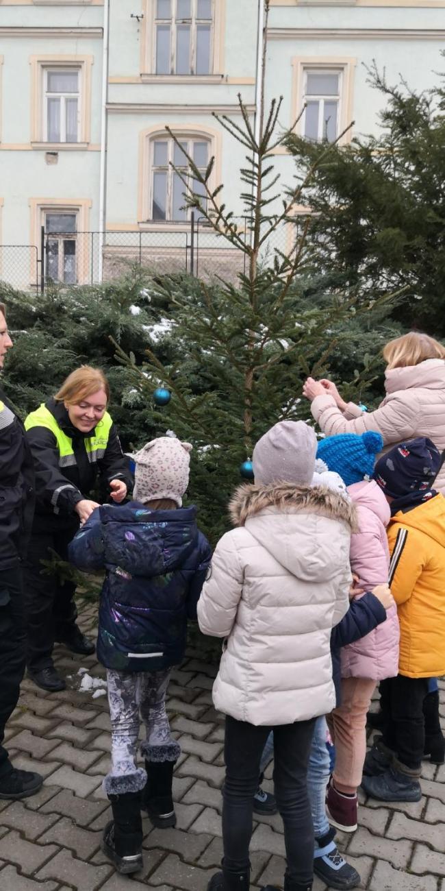 Zdobení stromečku městské policie  2.A