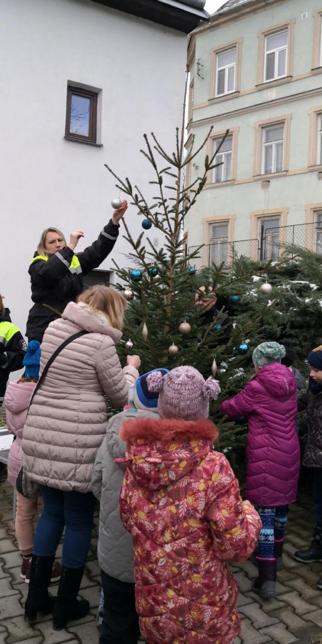 Zdobení stromečku městské policie  2.A