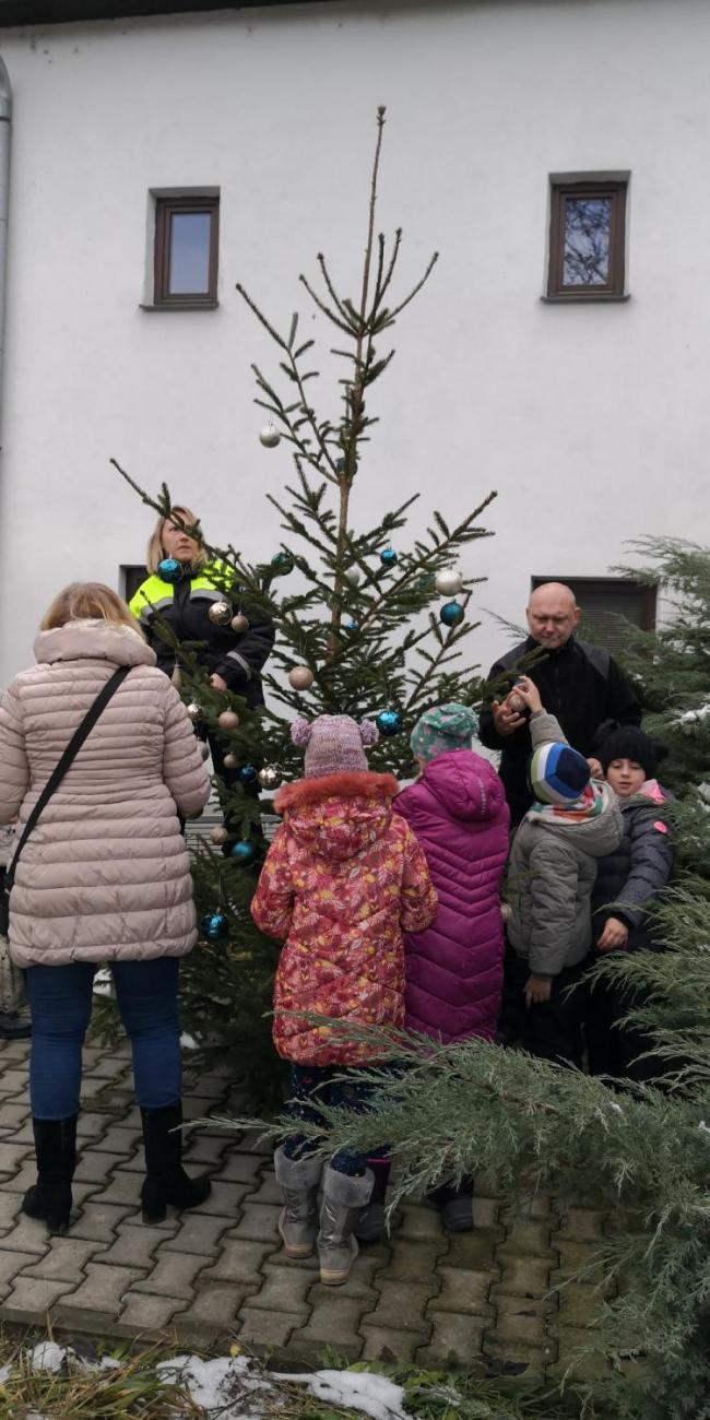 Zdobení stromečku městské policie  2.A