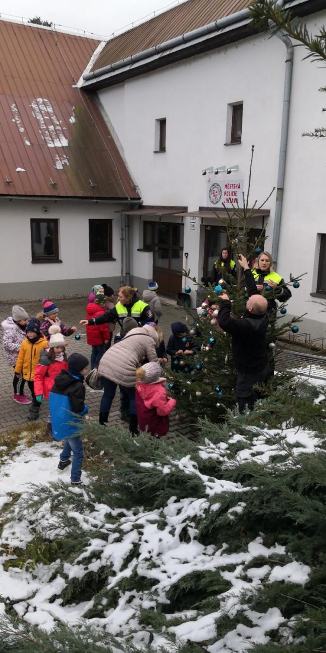 Zdobení stromečku městské policie  2.A