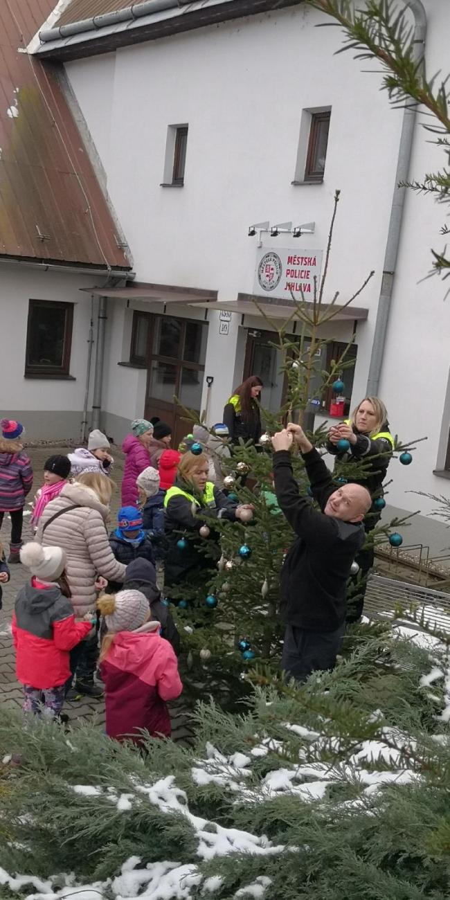 Zdobení stromečku městské policie  2.A