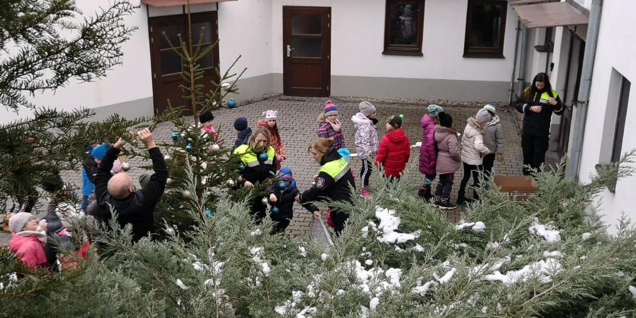 Zdobení stromečku městské policie  2.A