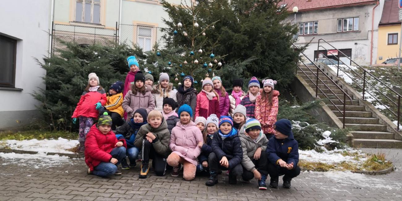 Zdobení stromečku městské policie  2.A