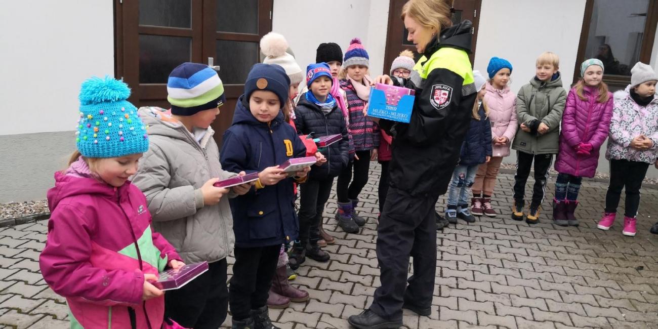 Zdobení stromečku městské policie  2.A