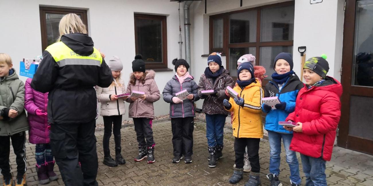 Zdobení stromečku městské policie  2.A