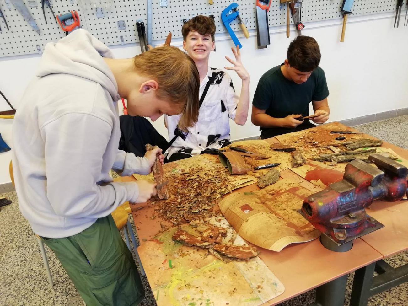 Vyřezávání z borové kůry - seminář světa práce  9.ročník