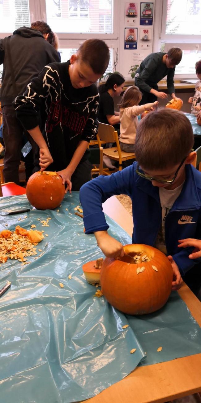 Halloweenské dopoledne 1. a 9. ročníku