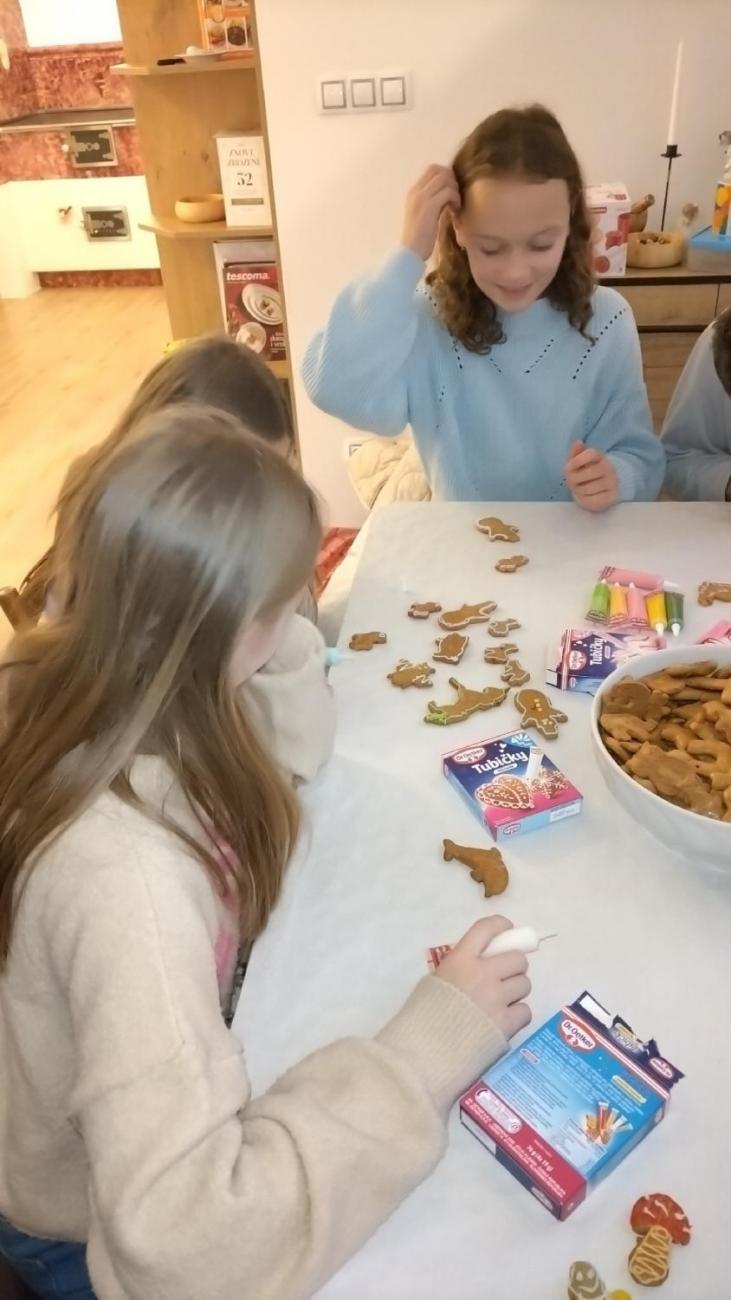 Pečení vánočních perníčků s klienty chráněného bydlení  6.C