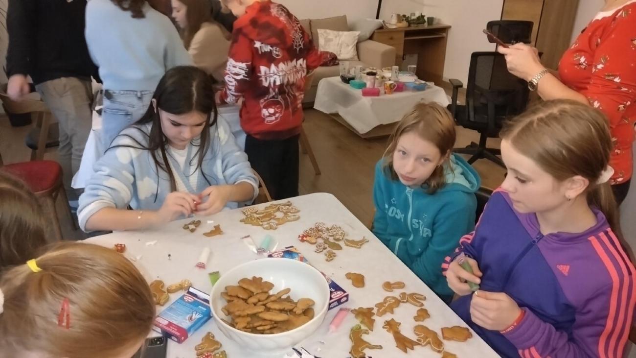 Pečení vánočních perníčků s klienty chráněného bydlení  6.C