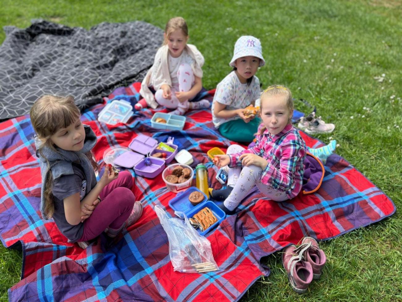 Třídní piknik na školní zahradě 1.B