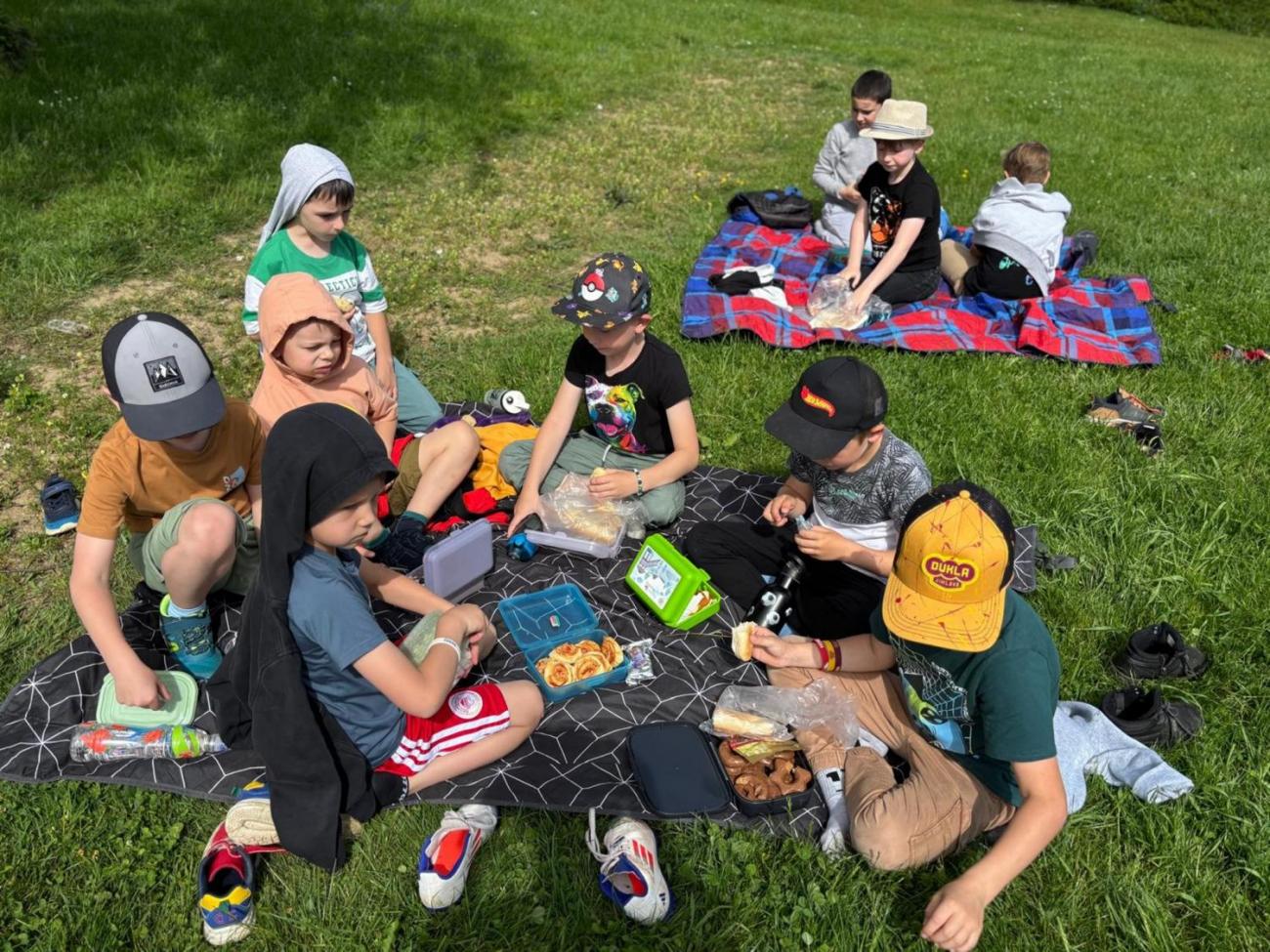 Třídní piknik na školní zahradě 1.B