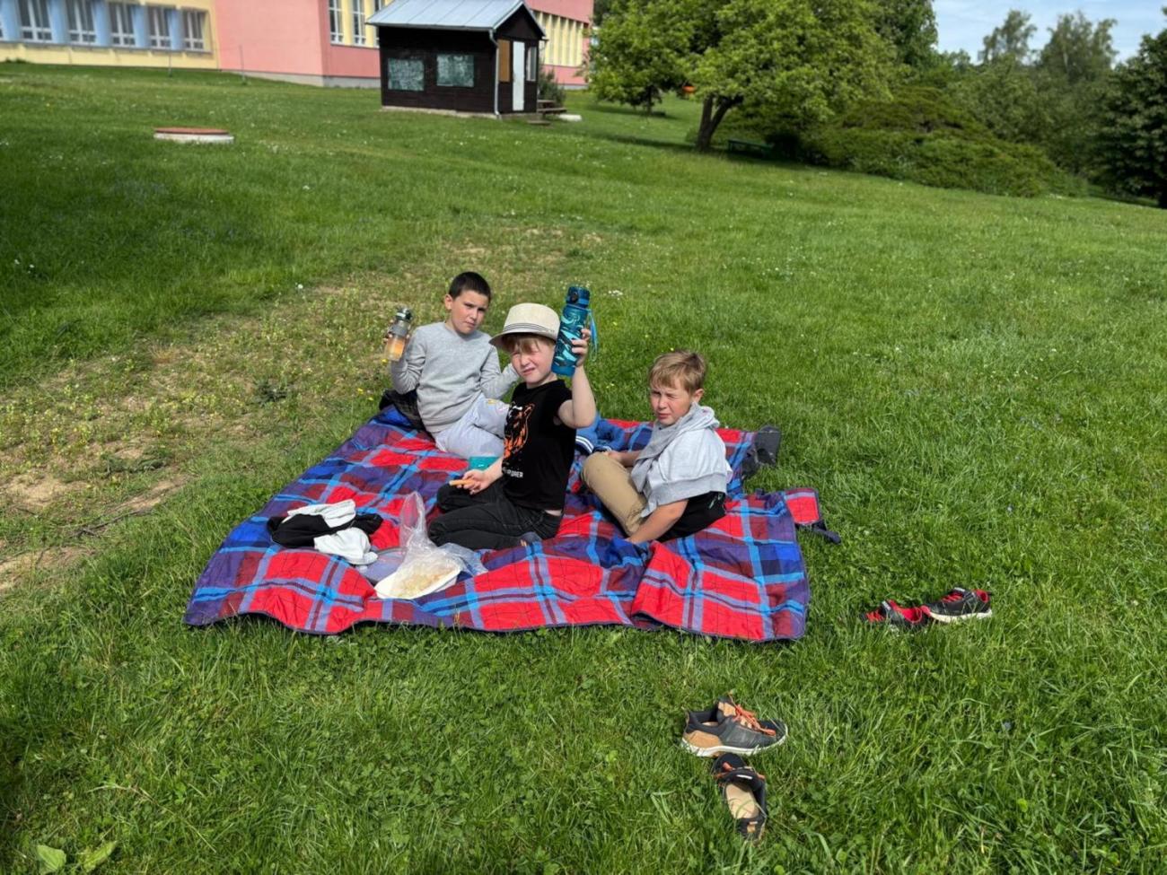 Třídní piknik na školní zahradě 1.B