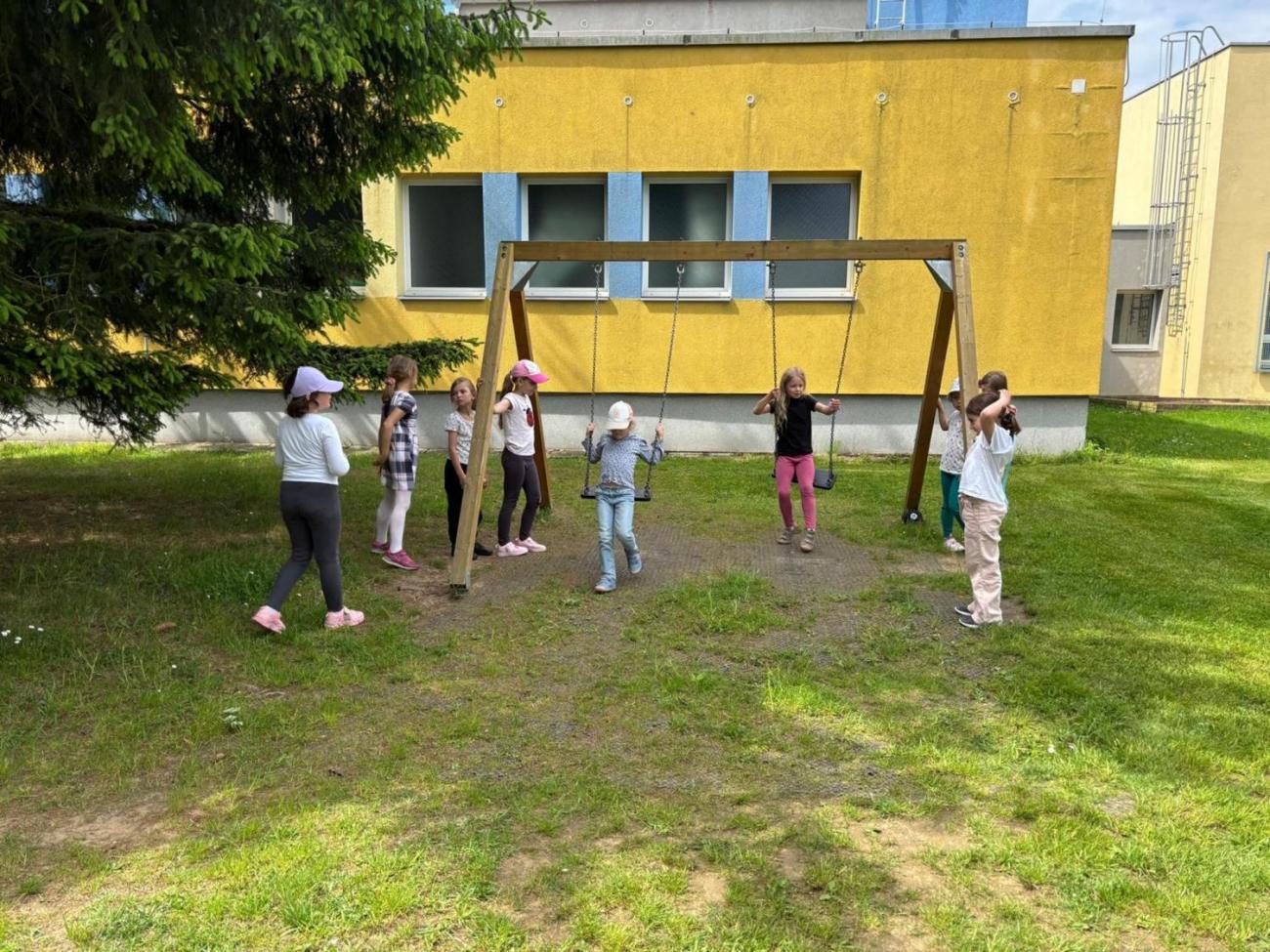 Třídní piknik na školní zahradě 1.B