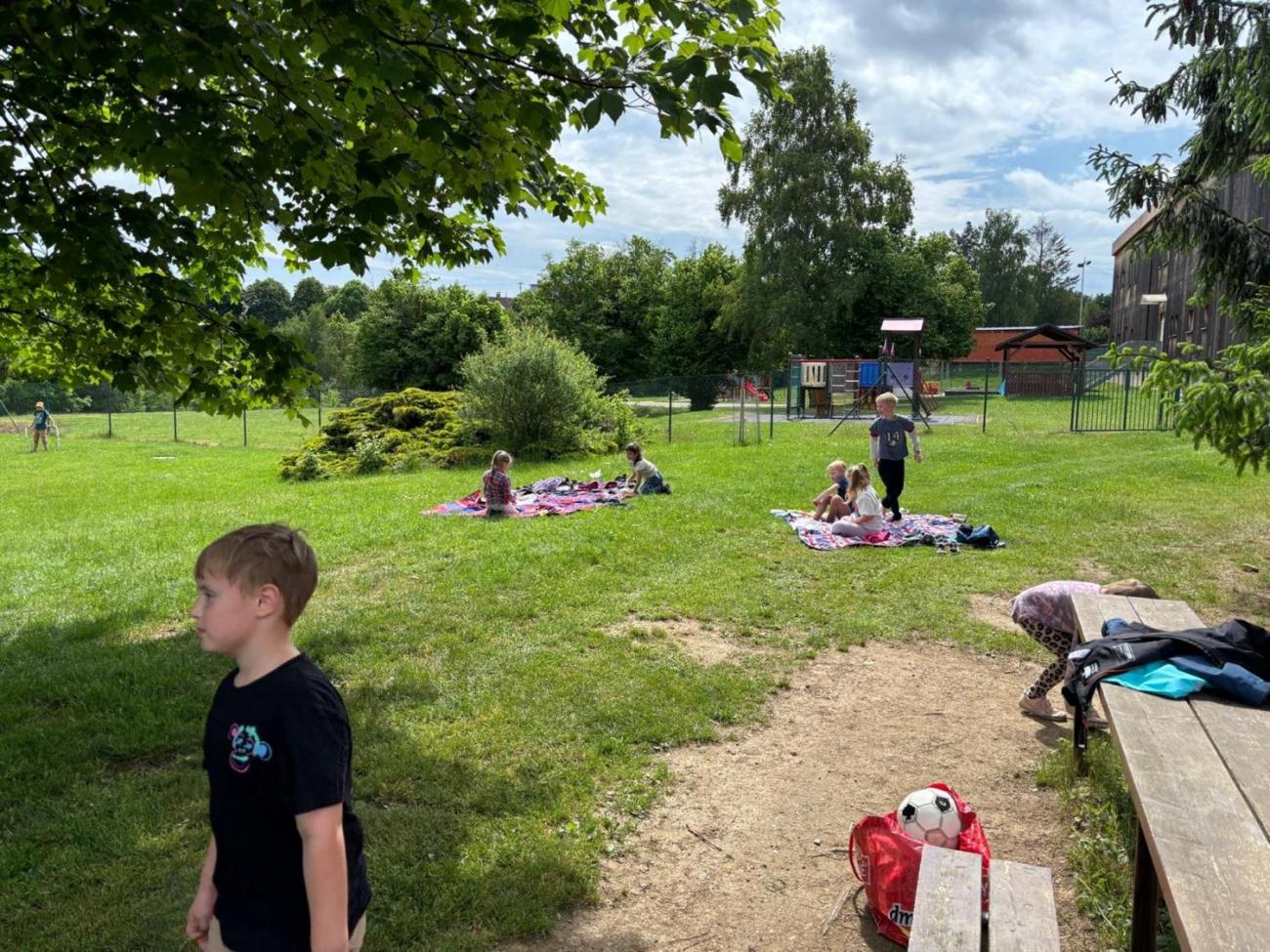 Třídní piknik na školní zahradě 1.B