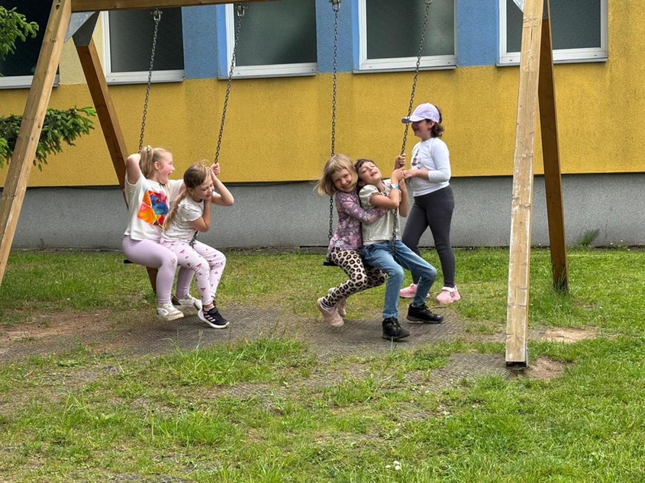Třídní piknik na školní zahradě 1.B