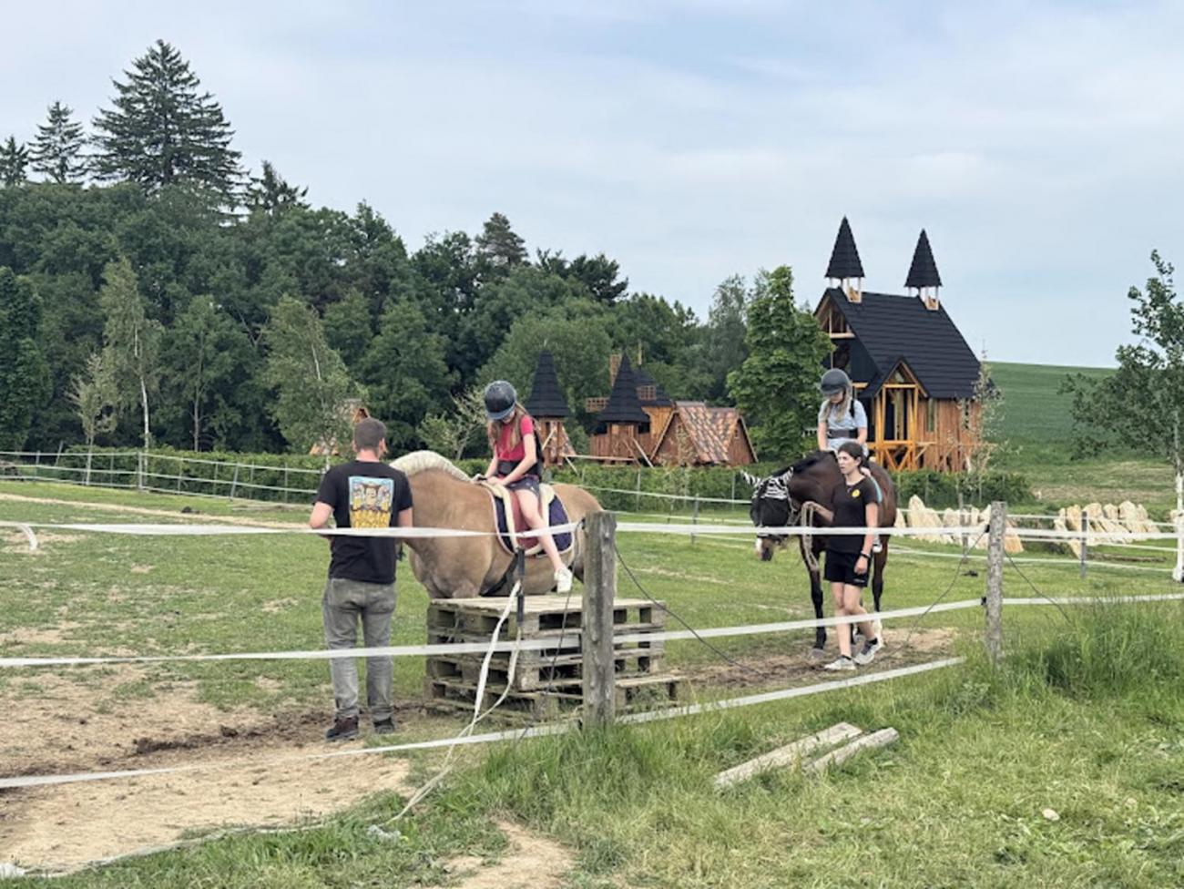 Školní výlet do outdoorového resortu Březová 5.A a 5.B